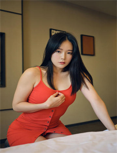 黑衣女人